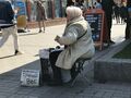 babcia-sprzedajaca-papierosy.jpg