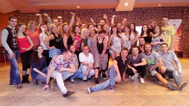 Уроки бачати у школі танцю «LA SALSA Lviv» у Львові. Записатися недорого