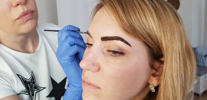 Моделирование бровей в лаборатории красоты «A.beauty lab» в Днепре. Делайте по акции.