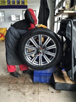 Tire service at the «Express-Center» service station in the Dnieper. Pay at a discount.
