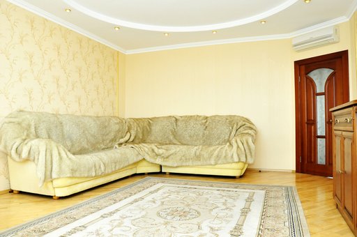 Вітальня з м'яким диваном в апартаментах «Wellcome24» в Києві. Замовляйте по знижці.