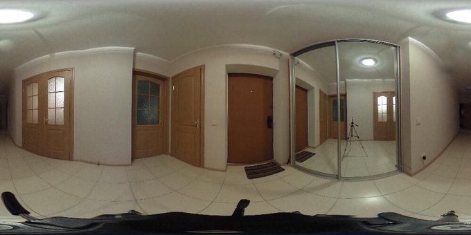 Входная дверь в трехкомнатных апартаментах «Wellcome-24» на Осокорках в Киеве. Арендуйте жилье по акции.