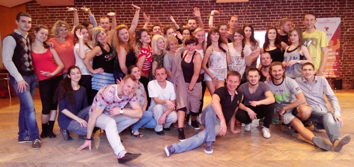 Уроки бачать у школі танцю «LA SALSA Lviv» у Львові. Записатись недорого