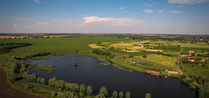 Зарибнене озеро на рибальському базі «балтаси» в київській області. забронювати зі знижкою