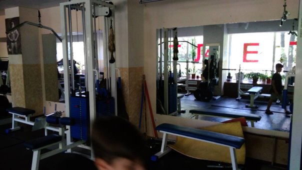 Тренажерний зал спорт-клубу «Атлет» у Дніпрі. Купуйте абонемент за акцією.