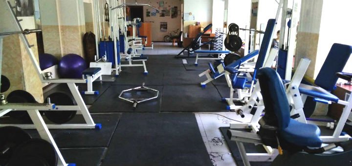 Тренажерний зал у спортивному клубі «Atlet» у Дніпрі. Купуйте абонемент за акцією.