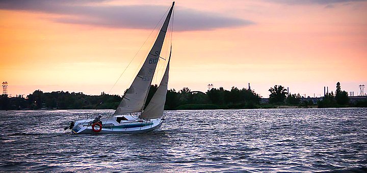 According to the special offer, walks for couples from the coral yacht club