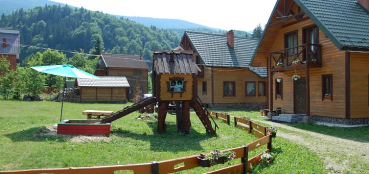 Дитячий майданчик на базі "MoyaOselya" у Карпатах. Бронюйте котеджі по акції.