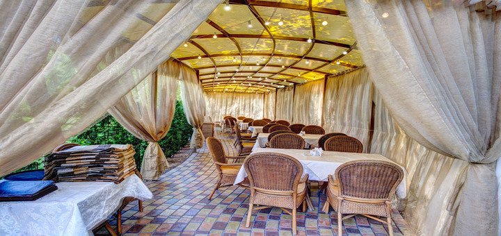Літня тераса ресторану «Grill House». Замовляйте столик зі знижкою