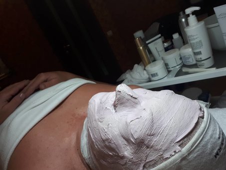 Facial peeling in the beauty studio «History.beauty.room» in Kharkov. Sign up for pilling on the action.