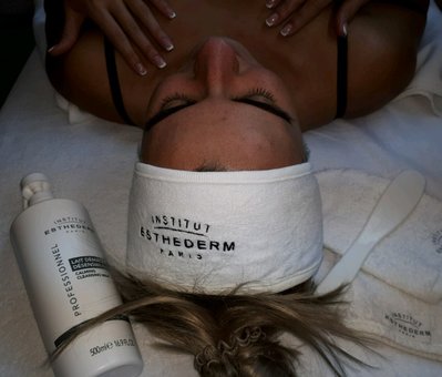 Facial cleansing at the History.beauty.room beauty studio in Kharkiv. Sign up for a facial cleansing.