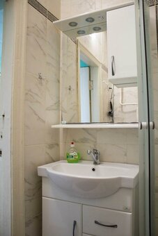 Апартаменти 2rooms standart apt on sobornius 153 з видом на місто розташовані в запоріжжі.