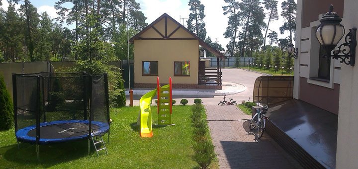 Детская площадка и бассейн в отеле загородного комплекса «Боровик». Забронировать номер со скидкой. Недорогие отели под Киевом.