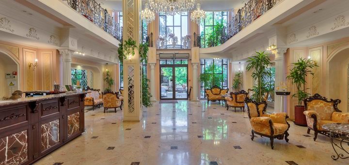 Холл в отеле «Калифорния» в Одессе. Бронируйте номера по акции.