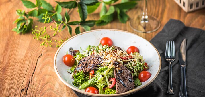 Итальянские салаты в ресторане «Trattoria Dovganini» в Киеве. Забронировать столик со скидкой.
