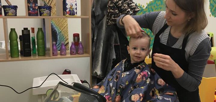 Детская стрижка для мальчиков и девочек,плетение кос в игровой детской парикмахерской «Pipitto»