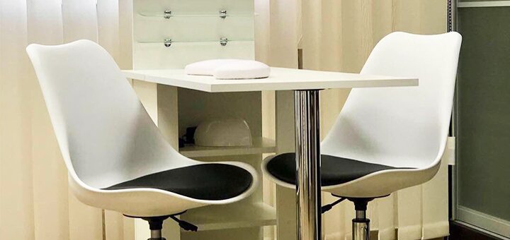 Стол мастера по маникюру в салоне красоты LBM Beauty studio в Днепре. Записывайтесь со скидкой