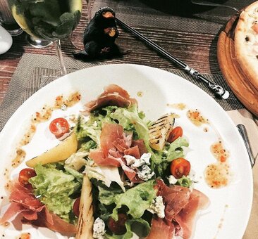 Салаты в ресторане Parmesan в Мариуполе. Бронируйте со скидкой