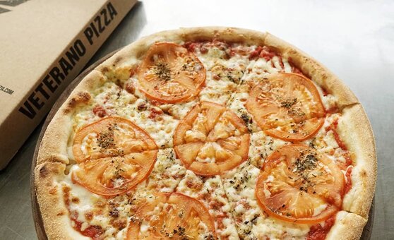 Акция на меню в ресторане Veterano Pizza. Бронируйте со скидкой