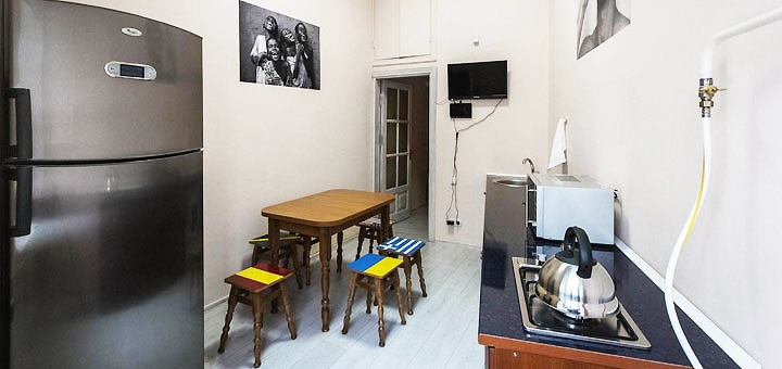 Номер в хостеле «Dja Hostel» в Киеве. Забронировать хостел «Джа» со скидкой. Недорогие хостелы в Киеве.