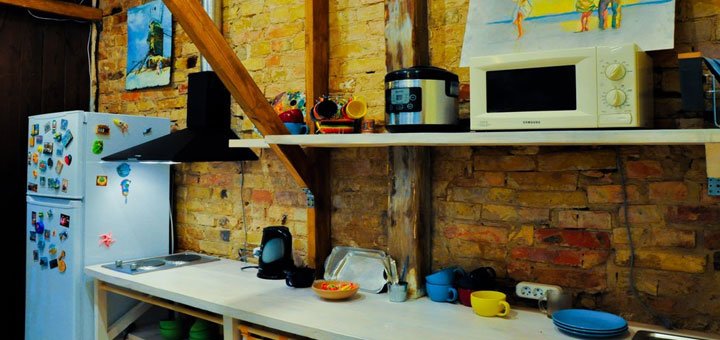 Кухня в «Hostel Factory» в Киеве. Забронировать хостел со скидкой. Недорогой хостел в Киеве.
