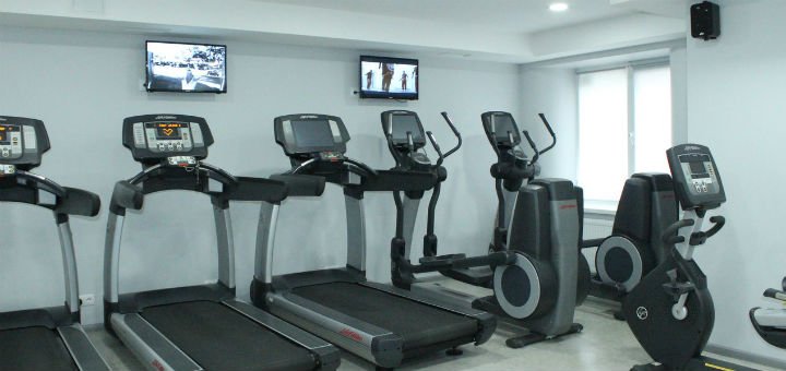Кардио зона в спорт-клубе «Fitness House» в Виннице. Покупайте абонементы в тренажерный по акции.