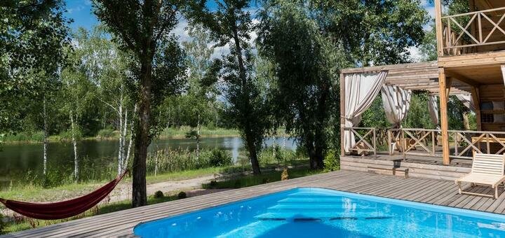 Котеджі з видом на озеро в готельному комплексі «Relax Villa Poduzska» під Києвом з басейном