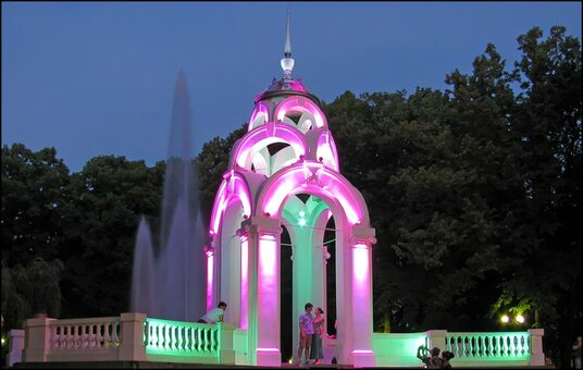 Fountain and architectural landmark mirror stream in kharkov. tourism by coupon