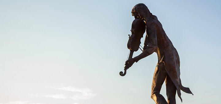 Violinist on the roof in kharkov 1