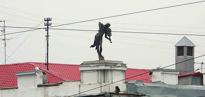 Violinist on the roof in kharkov 3