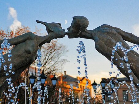 Monument to lovers in kharkov. tourism by coupon