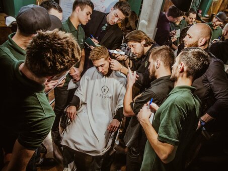 Стрижка опасной бритвой в Frisor barbershop Черновцы. Записаться на стрижку опасной бритвой по акции