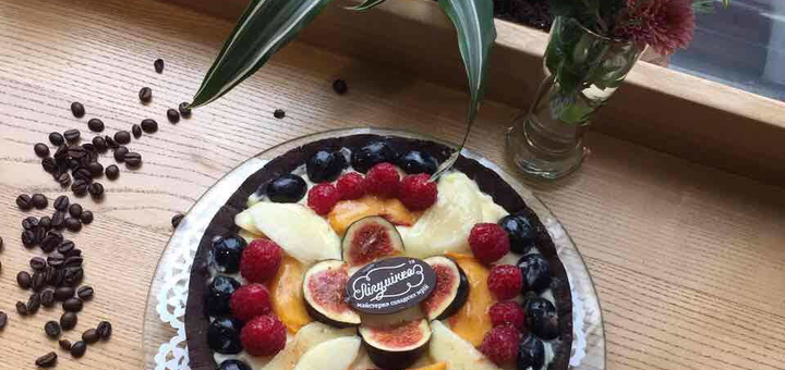 Вкусные сладости в кондитерской Лигуминка
