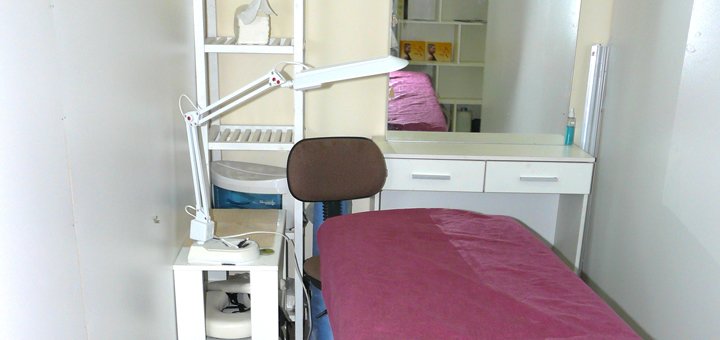 Услуги косметолога в салоне красоты «Солотвино» в Днепре. Записывайтесь на наращивание ресниц, коррекцию и покраску бровей по акции.