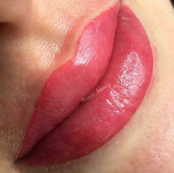 Lip tattooing in the office «Triniti_beauty» in Kiev. Sign up for a promotion.