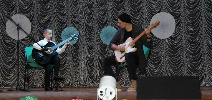 Навчання грі на гітарі для дорослих і дітей «brevis music school». записатися акцією.