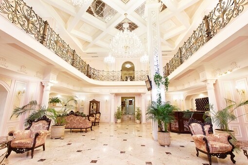 Хол в готелі «Каліфорнія» в Одесі. Замовляйте номери зі знижкою.