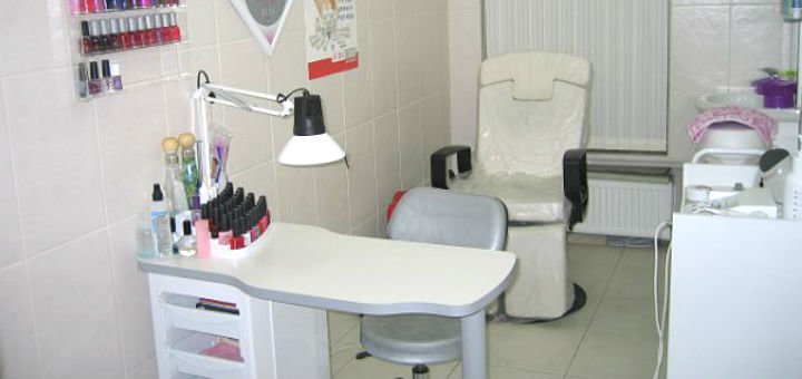 Hygienic and decorative manicure in the beauty salon Amira in Odessa. Sign up for manicures and pedicures at a discount.