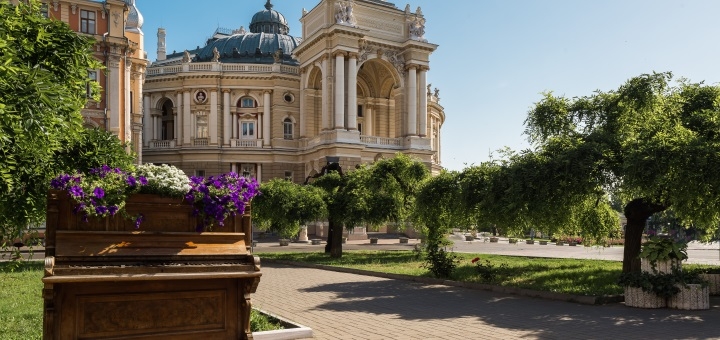 Летняя терраса в отеле «Mozart (Моцарт)» в Одессе. Забронировать номер по акции.