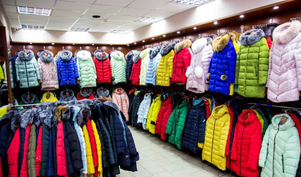 В универмаге продали 52 одинаковых детских пальто. Магазин зимней одежды. Магазин курток. Магазин пуховиков. Витрина курток.