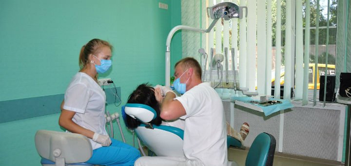 Specialists at work at Uniqum Clinic. Sign up for the promotion