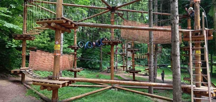 Rope park climb in Chernivtsi, entertainment for children