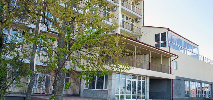 The central entrance of the SPA-hotel "Panorama" in Kirillovka. Book rooms for the promotion.