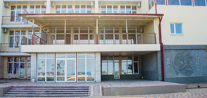 The central entrance of the SPA-hotel "Panorama" in Kirillovka. Book rooms for the promotion.