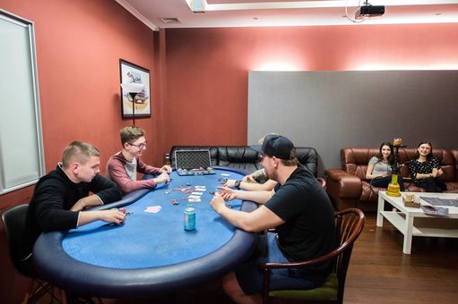 Playing poker at the Cyber Club «Gameplay cyberlounge» in Kiev. Book a time for the promotion.
