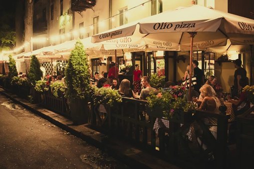 Літня тераса в ресторані «Olio pizza». Замовити столик зі знижкою
