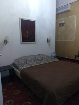 Двомісний номер з великим ліжком у міні-готелі «Central Park» у Львові. Реєструйтеся за акцією.