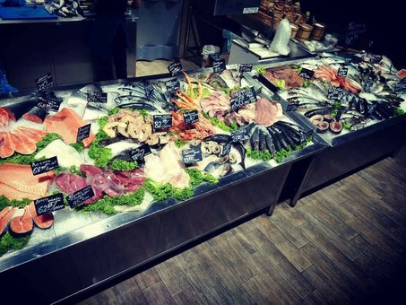 Fish shop-restaurant &quot;flagman&quot;. discounts on dishes