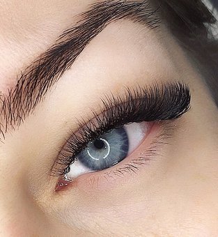 Голлівудське нарощування вій у салоні «Майстерня краси» у Києві. Записуйтесь по акції.