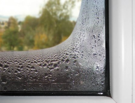 Устранение запотевания пластиковых окон в сервисе «Мой оконный мастер» в Киеве. Вызывайте мастера по акции.